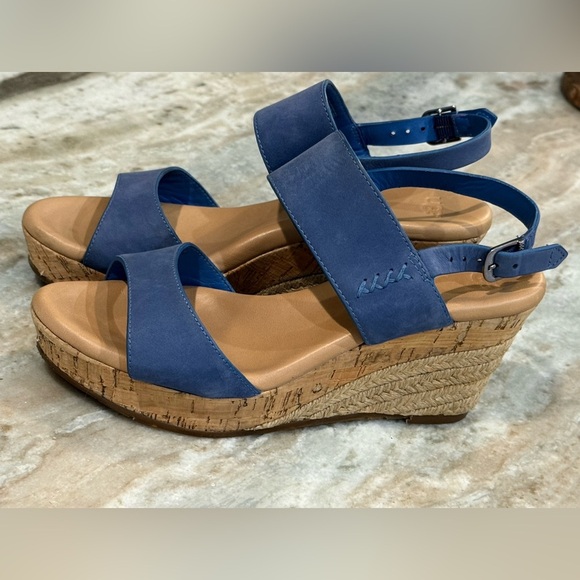 Women’s UGG Elena Sandals Espadrille Wedge Heel
Slingback Blue Leather- Size 7 - Picture 3 of 8